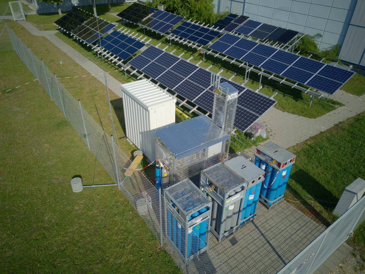 Der für das Forschungsprojekt „ORBIT“ an der OTH Regensburg entwickelte Bioreaktor wird um einen Elektrolyseur erweitert und in eine skalierbare Containerlösung umgebaut. Foto: OTH Regensburg/Michael Heberl