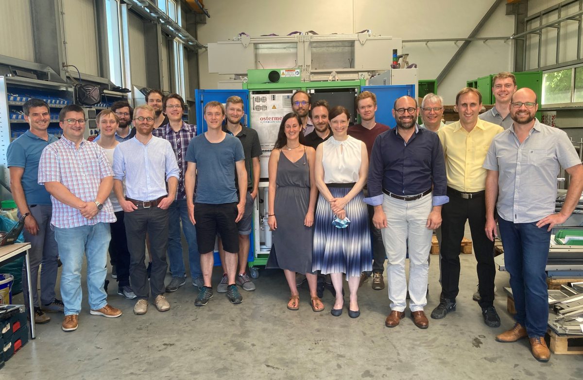 The project team visiting the production hall and the electrolyser of ostermeier H2ydrogen Solutions GmbH. Photo: Michael Sterner