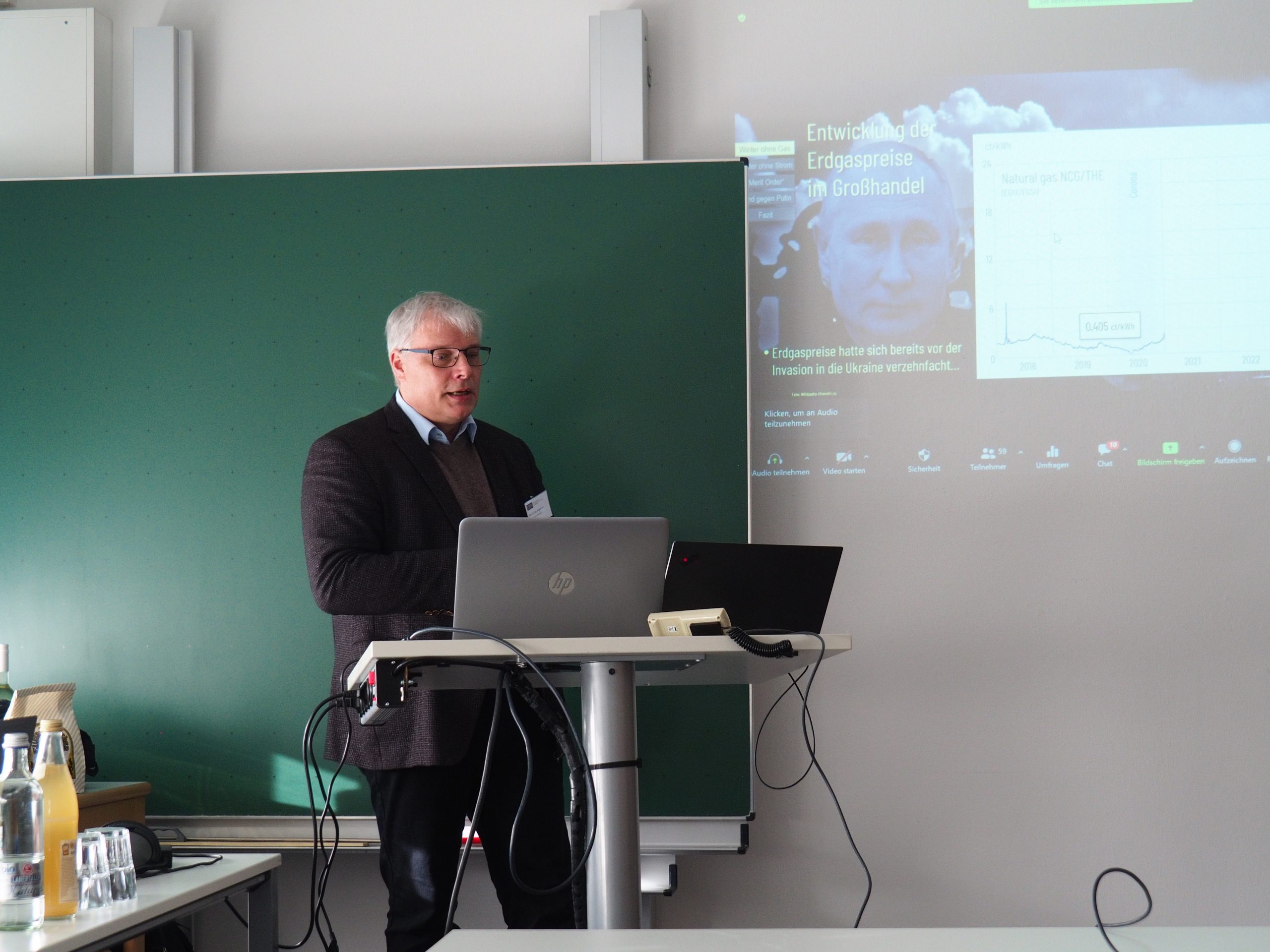 Porf. Dr.-Ing. Jürgen Karl during his lecture "Green Methane or Green Hydrogen? Photo: Michael Heberl