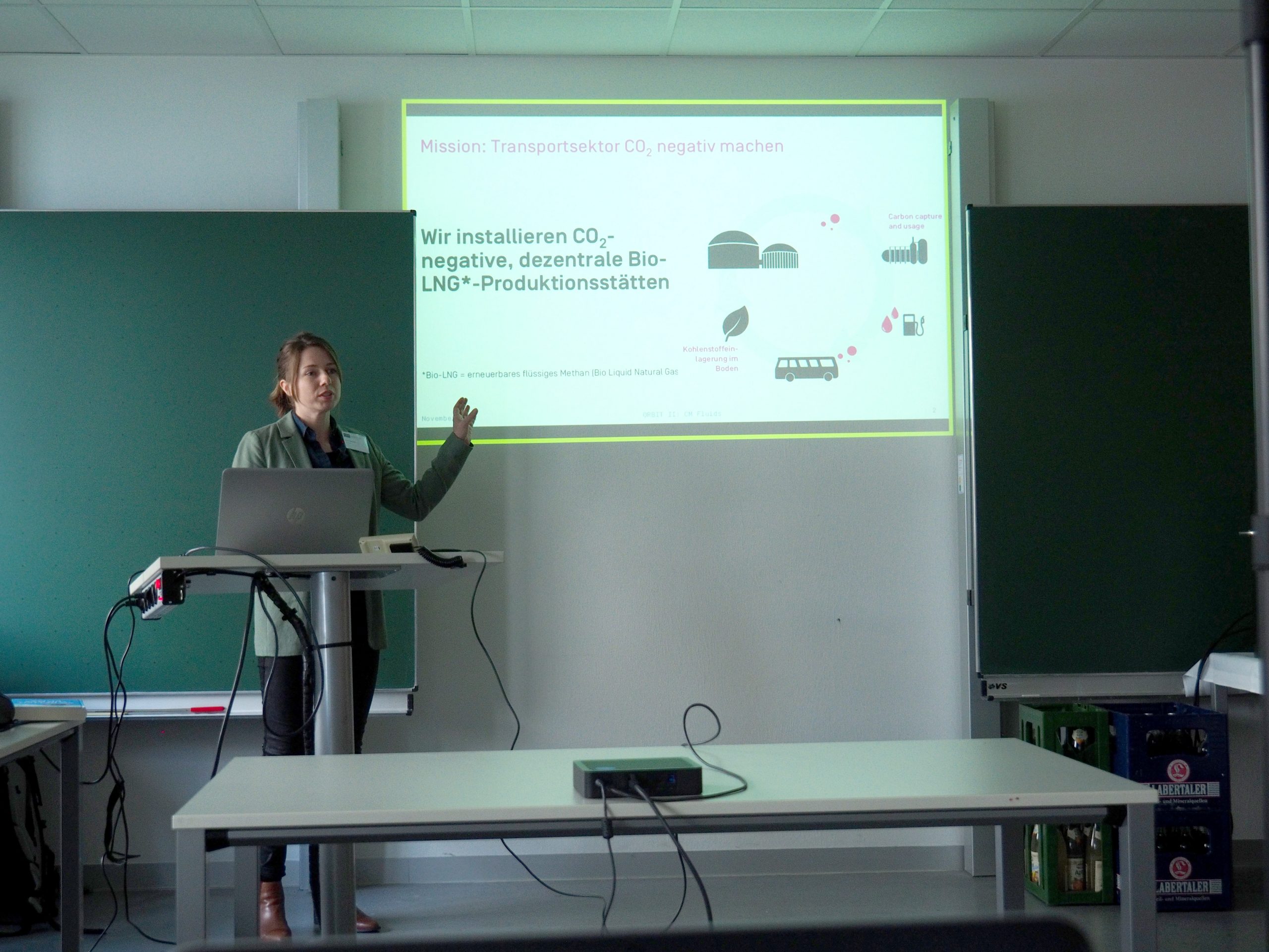 Lena Friedmann bei ihrem Vortrag über lokale CNG und LNG Produktionsmöglichkeiten in Bayern. Foto: Michael Heberl