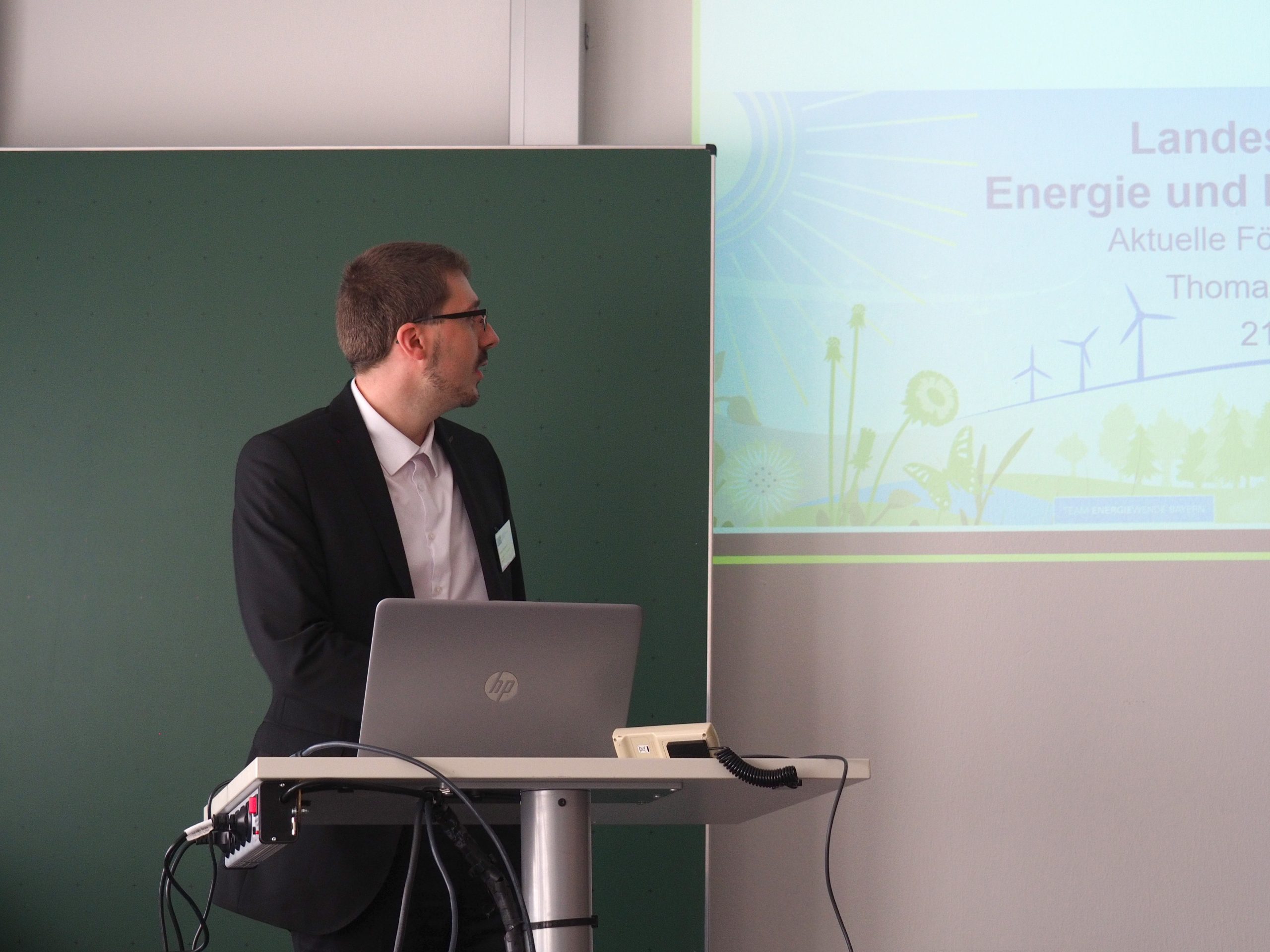 Thomas Eichenseher von der Landesagentur für Energie und Klimaschutz stellte Fördermöglichkeiten vor. Foto: Michael Heberl