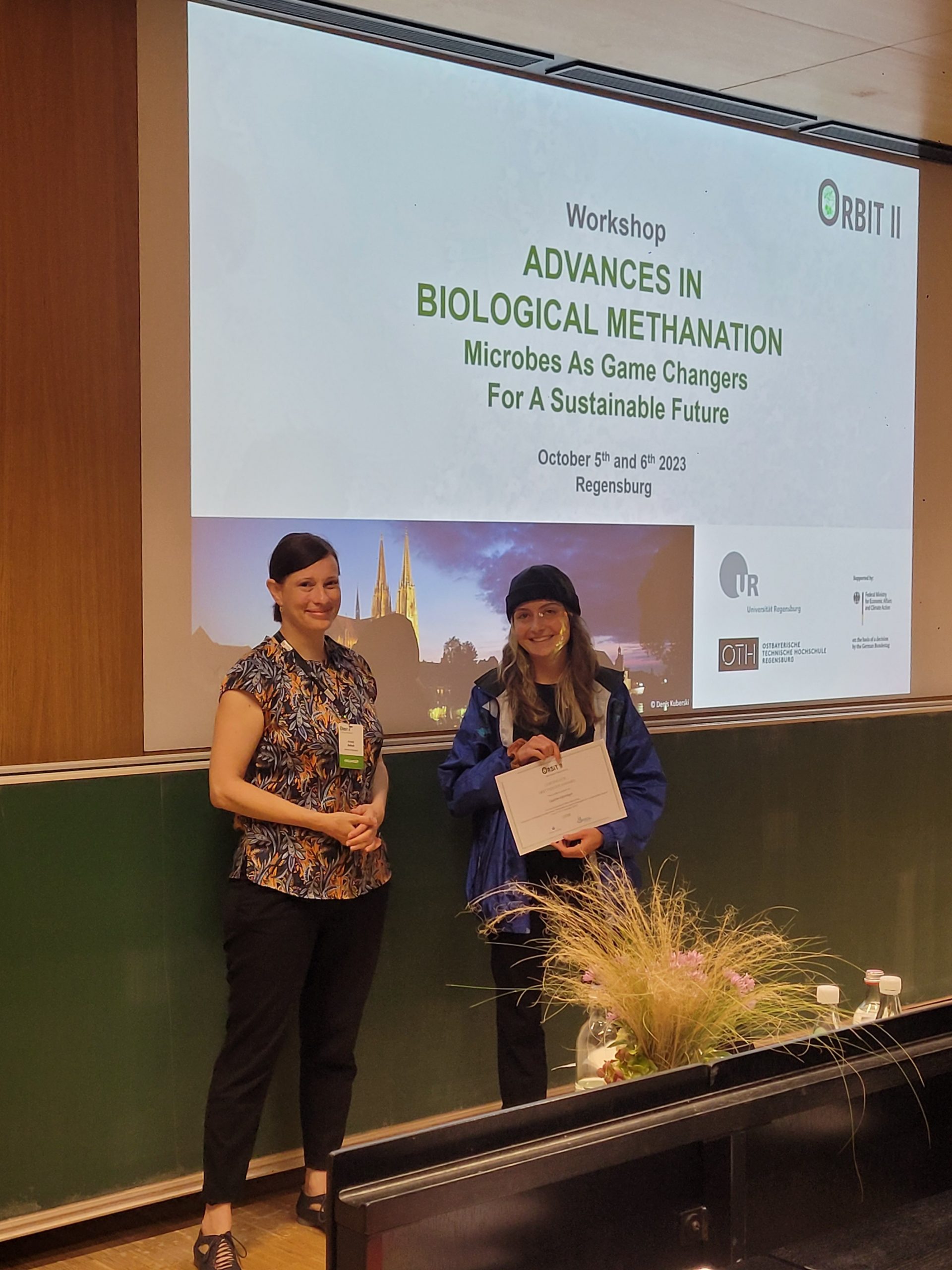 Dr. Annett Bellack und Kathrin Rettinger während der Verleihung des Posterpreises. Foto: Katja Krüger
