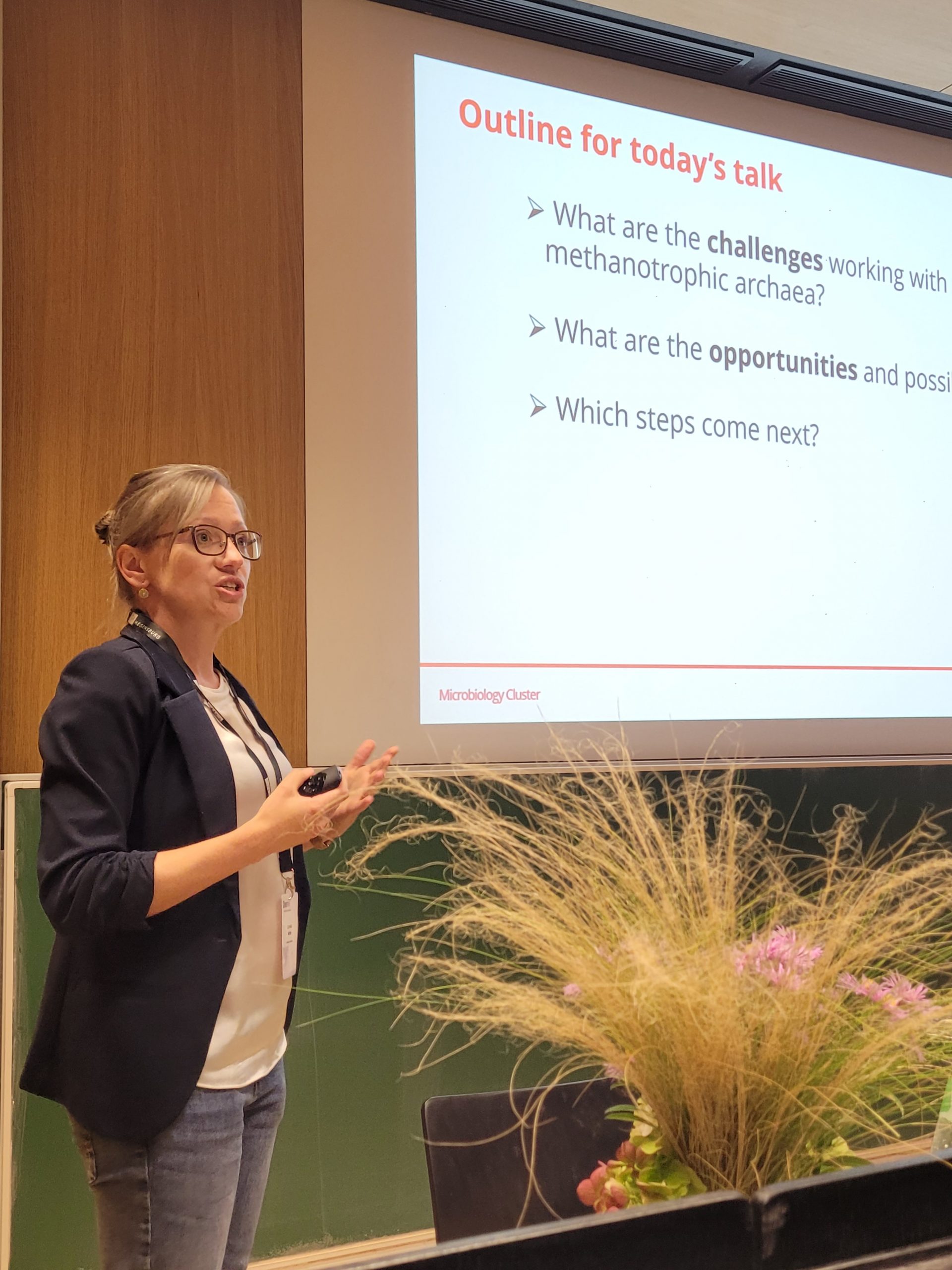 Dr. Cornelia Welte während ihres Vortrages zum Thema Elektrobiokatalyse. Foto: Katja Krüger