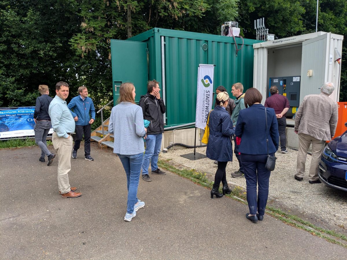 Projekteilnehmende bei der Anlagenbesichtigung in Pfaffenhofen.